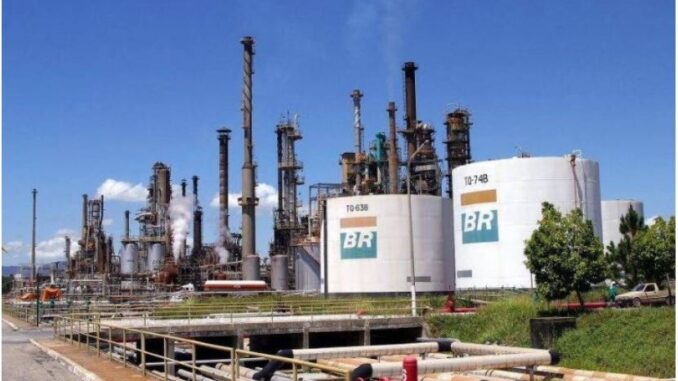 A ação e a denúncia ao TCU apontam que a venda da refinaria pelo valor anunciado pela gestão da Petrobras é absolutamente ilegal e lesiva aos cofres públicos